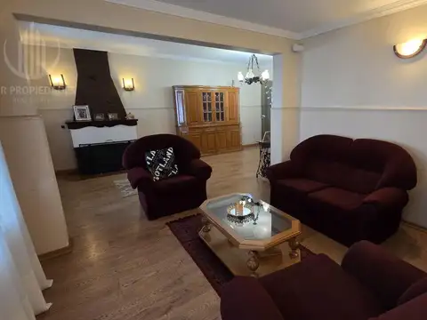 Casa en Venta con 3 cocheras