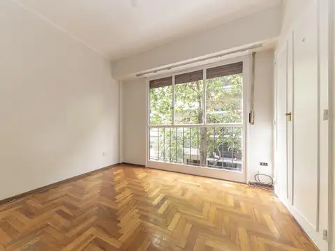 3 Ambientes al frente con balcón -  Living y comedor - Excelente estado