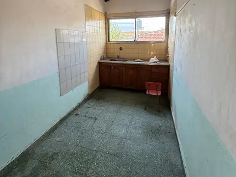 ALQUILER de departamento 2 ambientes con pequeño patio en terraza.