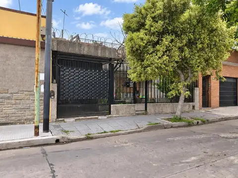 CASA CON COCHERA SEMICUBIERTA EN VILLA REAL