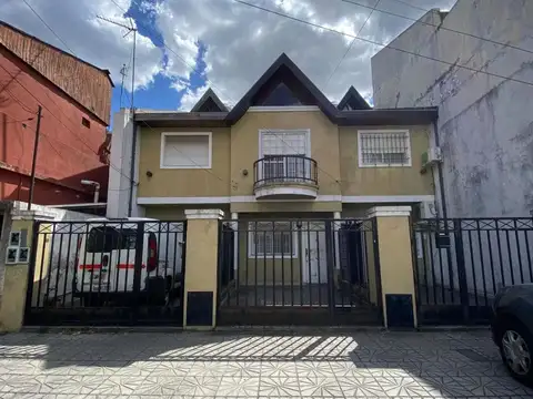 TRIPLEX EN VENTA CASEROS 4 AMBIENTES  LUMINOSO