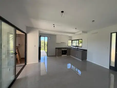 Casa en venta dos dormitorios, pileta, cochera, barrio Las Tardes - Roldan