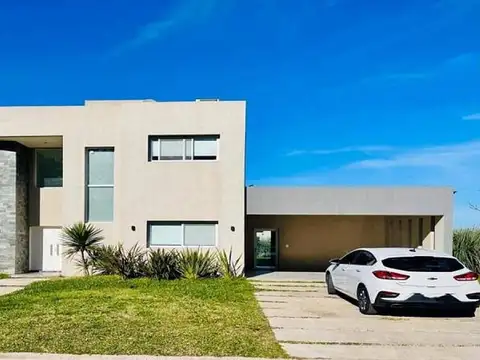 Casa de 5 ambientes en barrio Santa Inés. Canning, Esteban Echeverría.