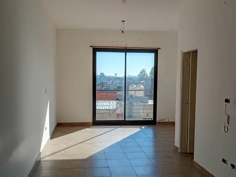 COMODO DTO. 1 AMBIENTE AMPLIO CON  BALCON,, COCINA EQUIPADA SOLO 3 AÑOS DE USO! CONSULTE