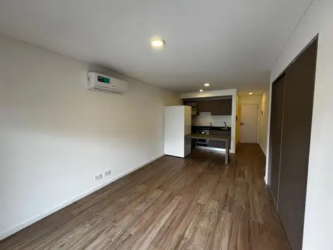 Monoambiente con balcon con parrillero