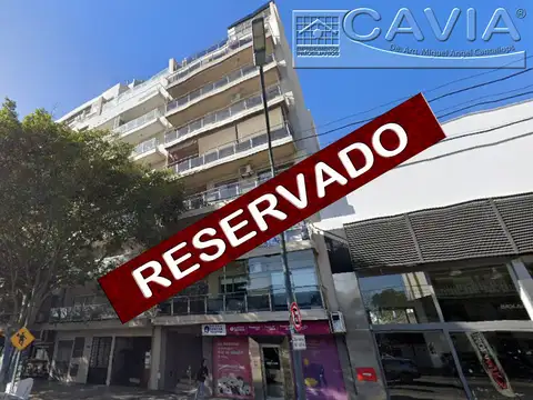 Dos ambientes contrafrente muy luminoso, balcón vista despejada, 2 split, estufa TB.-