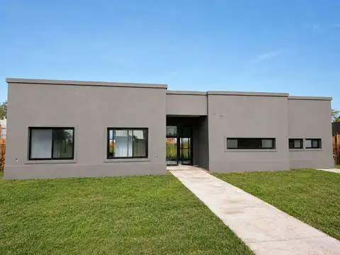 Casa en El Canton con costa de lago