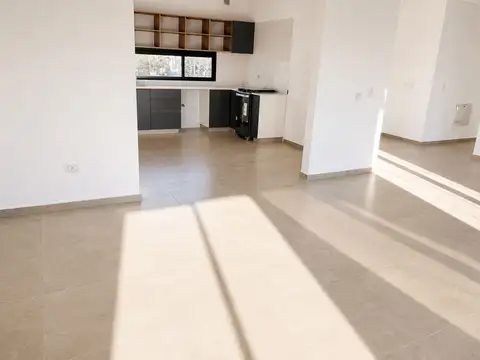 Casa en El Canton con costa de lago
