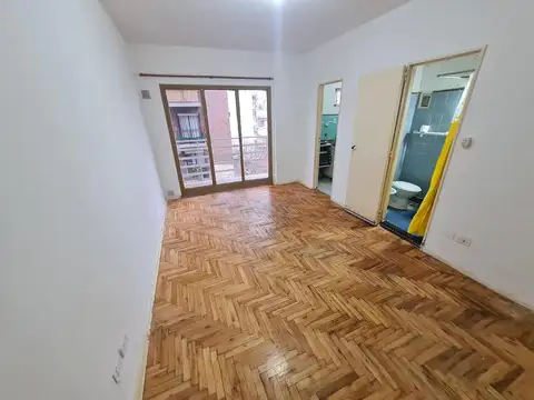  RESERVADO  Monoambiente al frente con cocina separada y balcon!