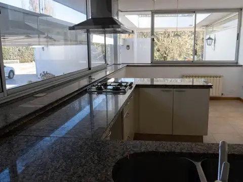 Casa 9 ambientes con 3 baños