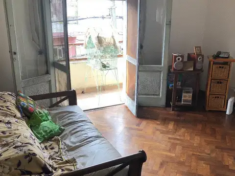 Casa con local sobre lote de 380 m2 en el Barrio Parque Cisneros de Villa Adelina 