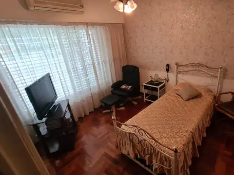 EN VENTA EN CASEROS MUY AMPLIA PROPIEDAD EN ESQUINA DE 4 AMBIENTES DOS BAÑOS - FICHA 8492