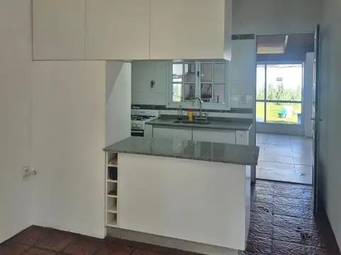 Casa 4 ambientes con 2 baños