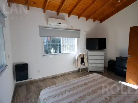 Casa en dos plantas 2 dormitorios con Jardín APTA CREDITO