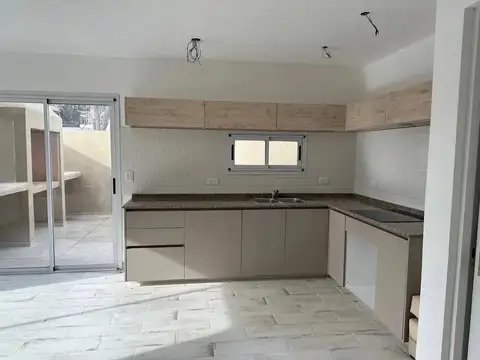 Casa en Alquiler con 1 cochera