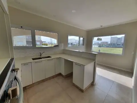 Casa  4 ambientes   dep de servicio   piscina frente al lago