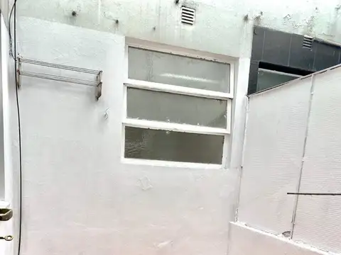 Amplio monoambiente divisible con patio a media cuadra de Libertador