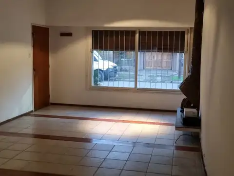 SE VENDE CHALET 4 AMB. CON PATIO Y TERRAZA EN PALOMAR