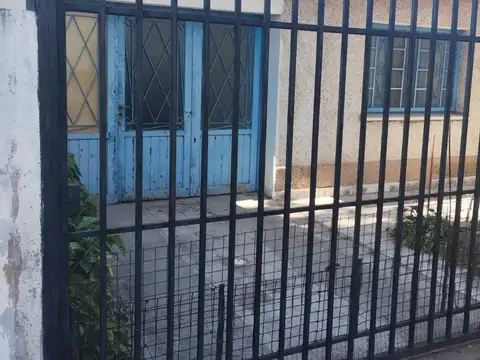 Casa 7 ambientes con 1 baño