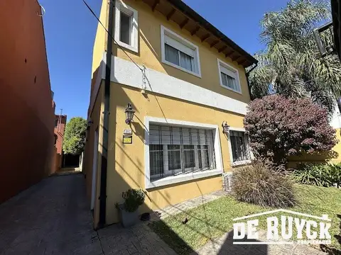 Casa reciclada sobre lote 10x50 + galpón