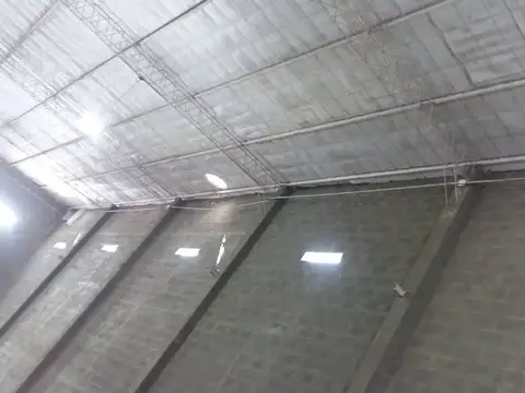 Galpón de 721 m² con oficina, a pasos de Newbery