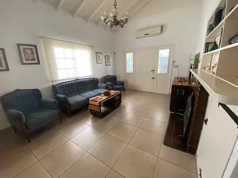 Casa en Venta en Isidro Casanova, USD 160.000
