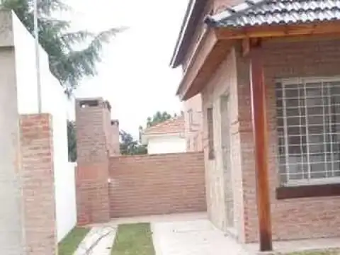 VENTA CHALET C/COCH + PATIO 3 AMB AGUAS VERDES