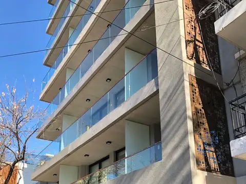 1 AMB. A ESTRENAR AMPLIO DIVISIBLE 3°PISO C/FRENTE C/BALCON LUMINOSO " SUPER AMENITIES"