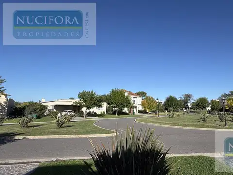 Casa en Alquiler con 2 cocheras