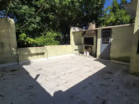 Casa en planta baja al frente con terraza y parrilla