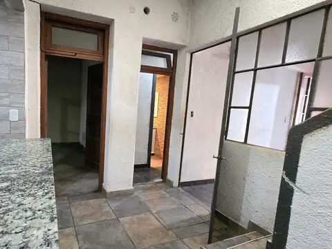 Casa en planta baja al frente con terraza y parrilla