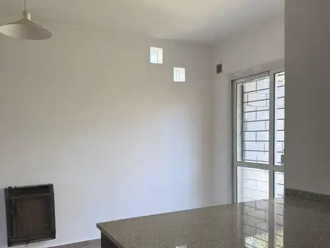 Casa en Alquiler con 2 cocheras