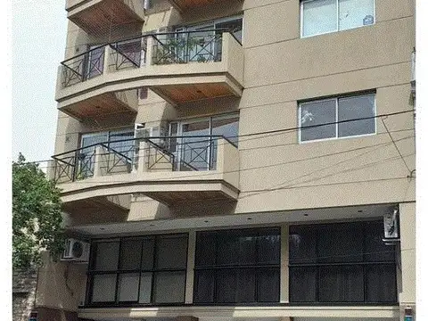 2 ambientes con balcón al frente. Emilio Mitre y Directorio. A mts del Parque y subte.