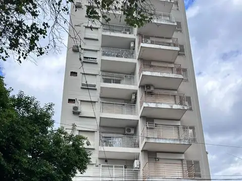 Departamento 1 dormitorio con balcón al frente y cochera