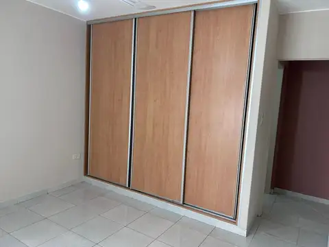 Departamento 1 dormitorio con balcón al frente y cochera