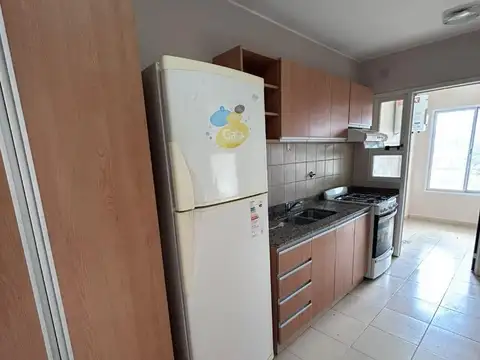Departamento 1 dormitorio con balcón al frente y cochera