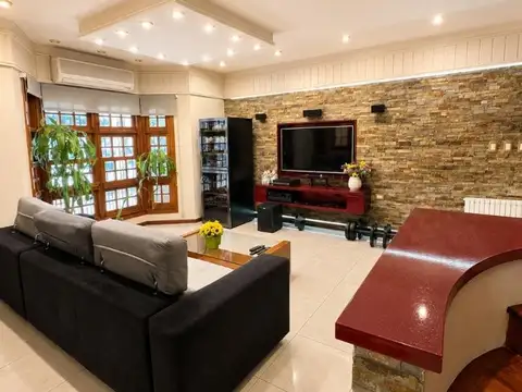 Casa 5 ambientes con 4 baños