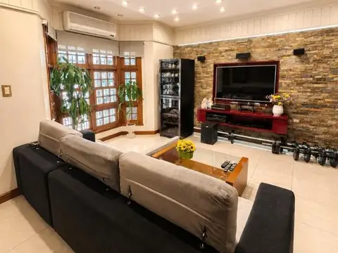 Casa en Venta con 3 cocheras