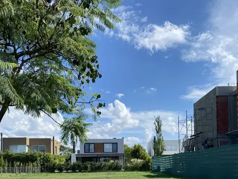 Venta Lote en Los Castaños - Nordelta primera línea de agua interno bien central.