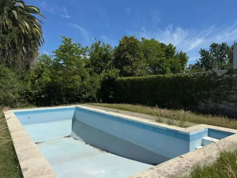 CASA A REMODELAR 2 DORMITORIOS E LA VENTA CON PARQUE Y PILETA EN CITY BELL