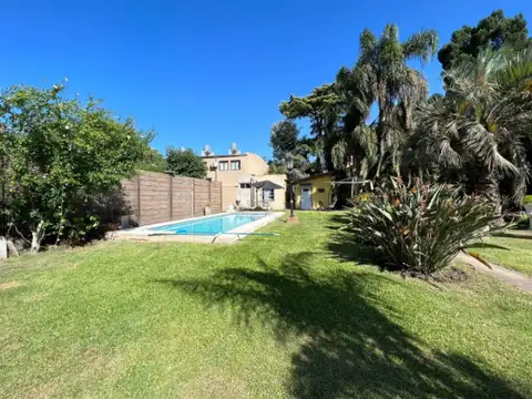 Casa de 4 ambientes sobre dos lotes con amplio parque, piscina y salida a 2 calles (GD-121)