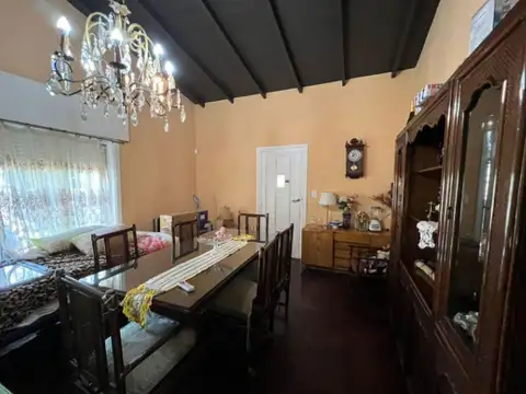 Casa de 4 ambientes sobre dos lotes con amplio parque, piscina y salida a 2 calles (GD-121)