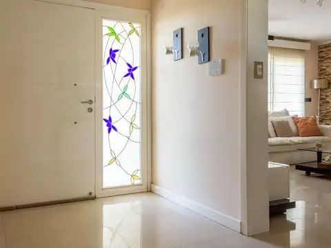 Casa 9 ambientes con 2 baños