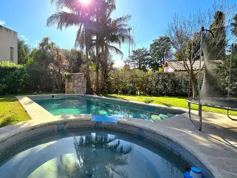 VENTA CASA 4AMB ESCOBAR CON PILETA Y JARDIN