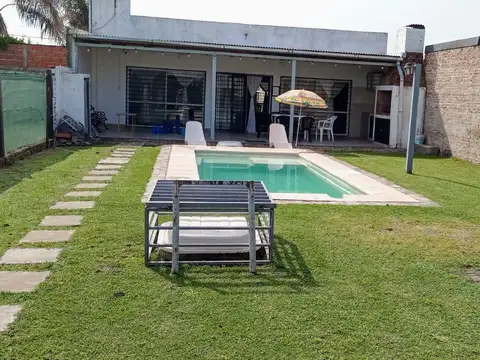 VENTA - CASA DE DOS DORMITORIOS CON PILETA Y COCHERA - TIMBÚES