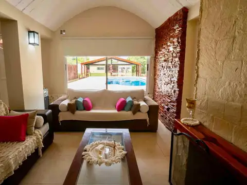 Casa 4 ambientes con 2 baños