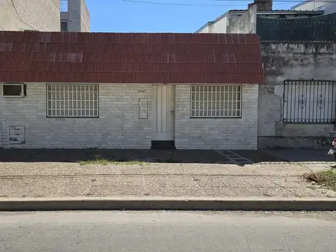 Venta Casa 2 dormitorios con patio. Echesortu.
