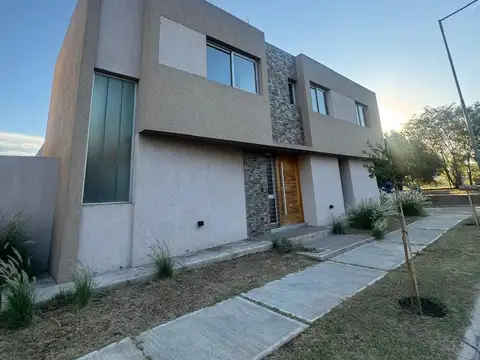 Casa en Alquiler en Miradores De Manantiales, $ 1.800.000