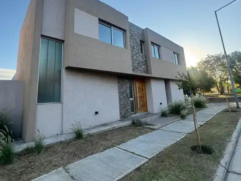 Casa en Alquiler con 2 cocheras
