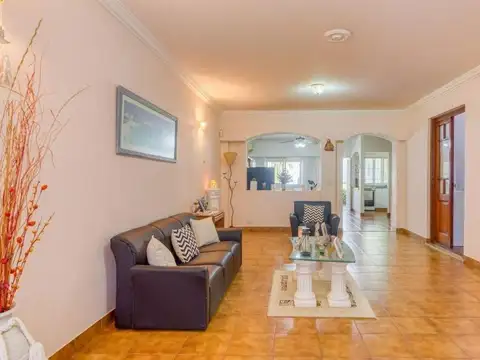 Casa en Planta baja con cochera y Jardin.